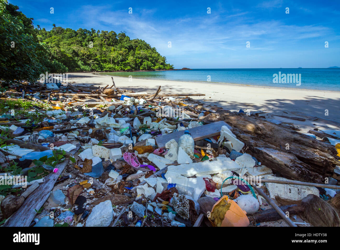 Verschmutzter Strand mit Müll im Nationalpark von Thailand Stockfoto
