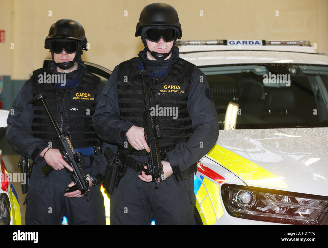 Offiziere zeigen ihre neuen Autos und Ausrüstung An Garda Siochana startet eine neue bewaffnet Support Unit (ASU) für die Region Dublin im Garda Head Quarters in Dublin. Stockfoto