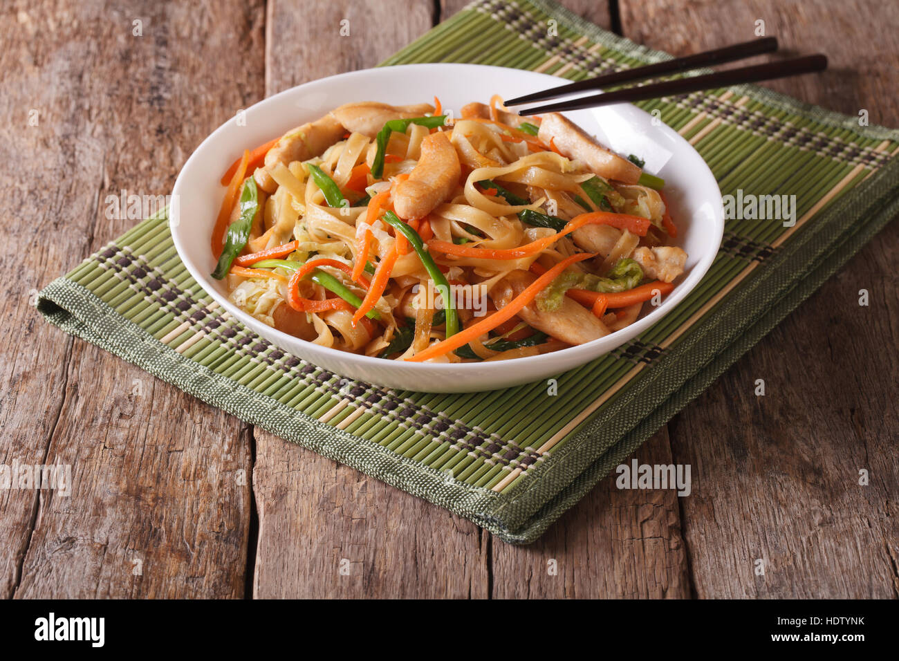 Chow Mein mit Huhn und Gemüse auf den Tisch. horizontale Stockfoto