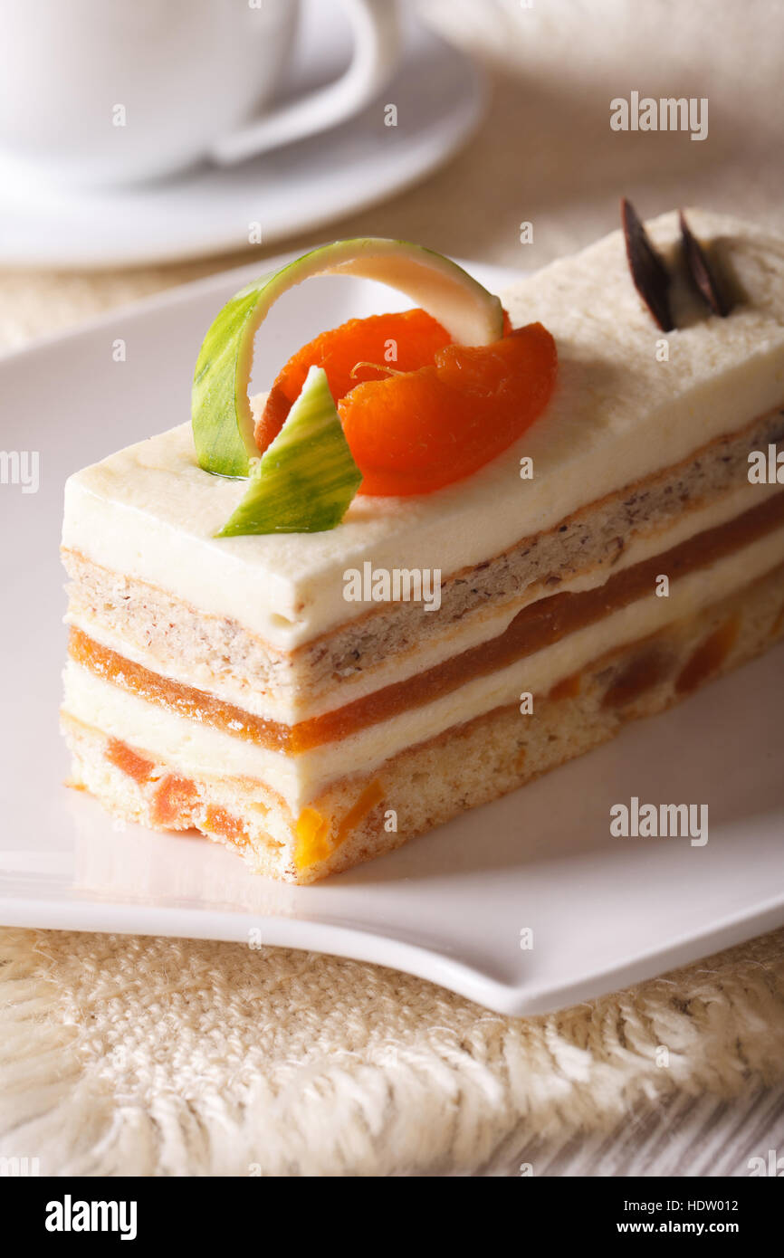 Stück vom leckeren Aprikosen Kuchen auf eine Platte Nahaufnahme. Vertikal Stockfoto