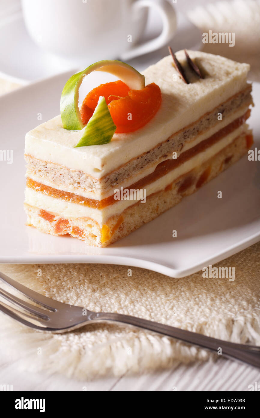Wunderbares Essen: Aprikosen Kuchen Nahaufnahme auf einer Platte. vertikale Stockfoto