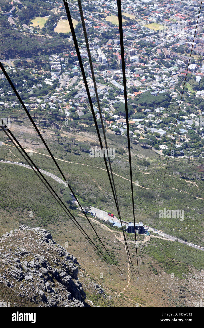 der Blick nach unten aus einer Seilbahn-Gondel an der Spitze auf den Tafelberg, Kapstadt Stockfoto