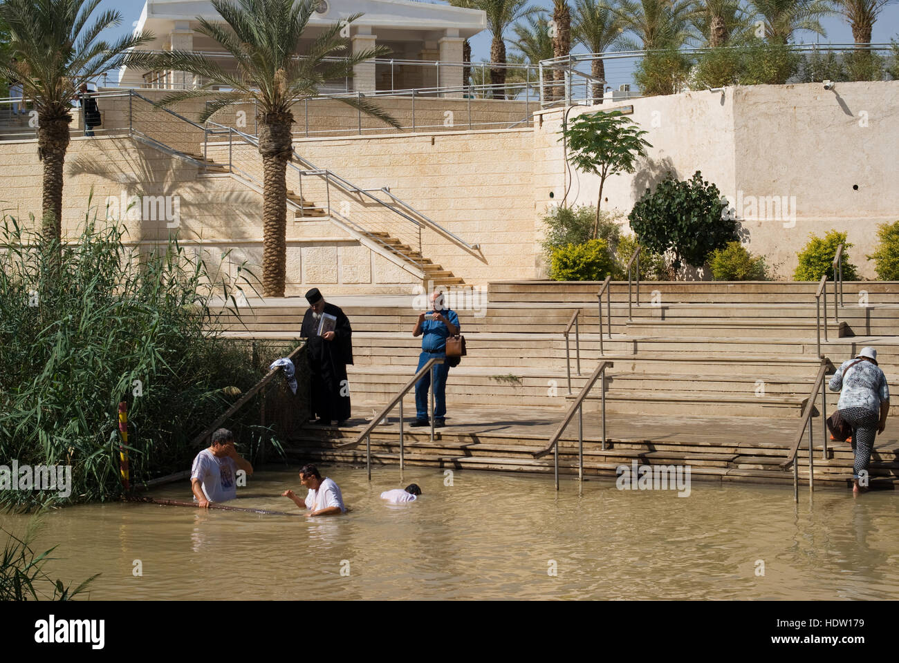 Fromme Christen eintauchen in das Wasser des Flusses Jordan Taufstelle Qasr el Yahud in Israel Stockfoto