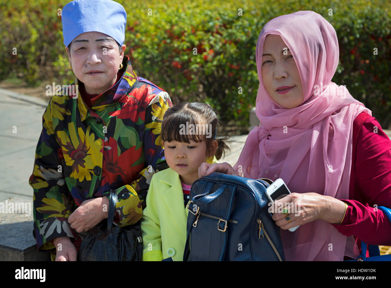 Drei Generationen von Hui chinesische Frauen, Wuzhong, Ningxia, China Stockfoto