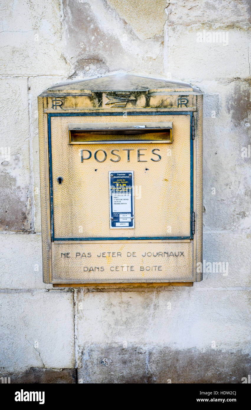 Briefkasten oder Mail Box. Postes Box von La Poste in Frankreich montiert auf einer Steinmauer in der Innenstadt. Stockfoto