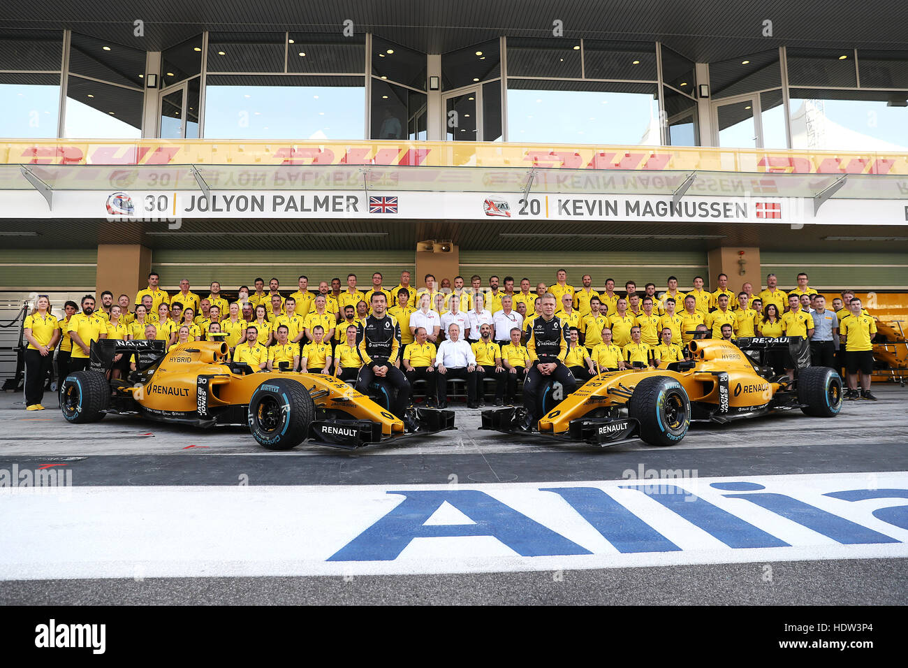 Renault Team-Gruppe zum Jahresende beim Abu Dhabi Grand Prix auf dem Yas Marina Circuit, Abu Dhabi. DRÜCKEN SIE VERBANDSFOTO. Bilddatum: Sonntag, 27. November 2016. Siehe PA Story AUTO Abu Dhabi. Bildnachweis sollte lauten: David Davies/PA Wire. Stockfoto