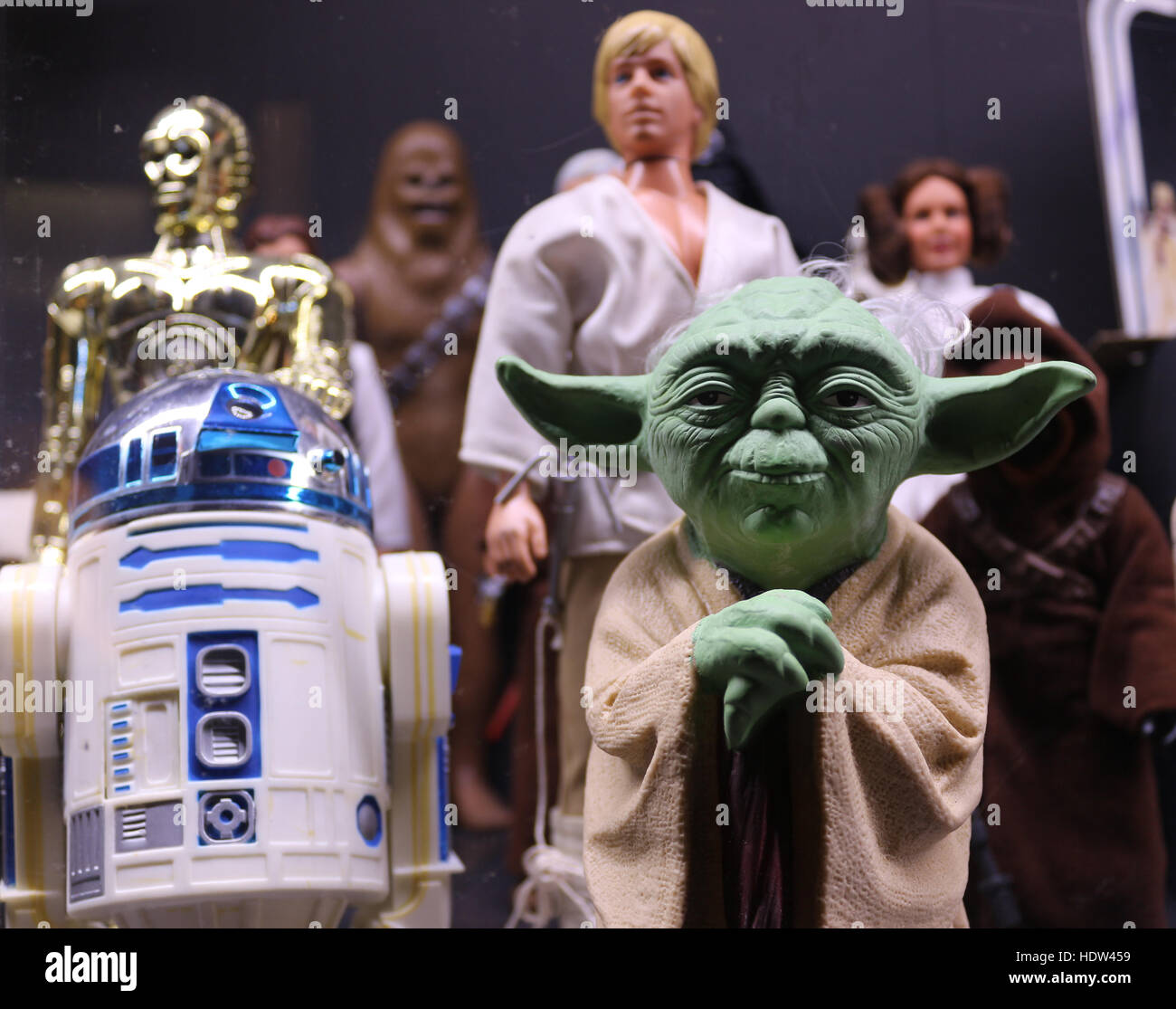 Strar Wars: Meister Yoda und andere Zeichen auf Hintergrund Stockfoto