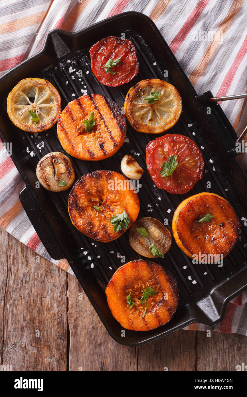 Gegrillter Kürbis und Gemüse auf dem Grill pan Closeup. vertikale Ansicht oben, rustikalen Stil Stockfoto