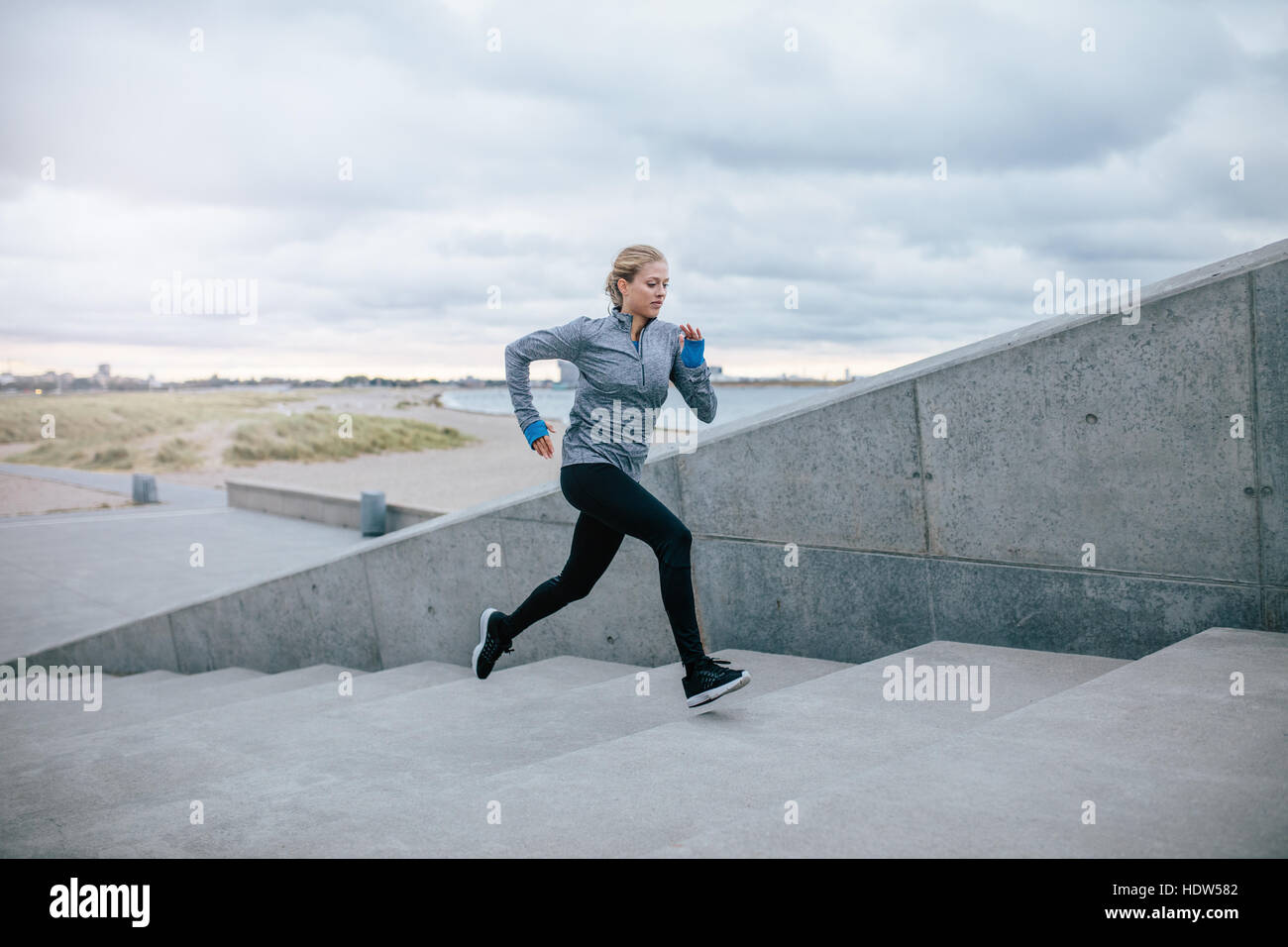 Läufer, der auf Treppen läuft. Fitness-Frau Jogging Workout und Wellness-Konzept. Stockfoto