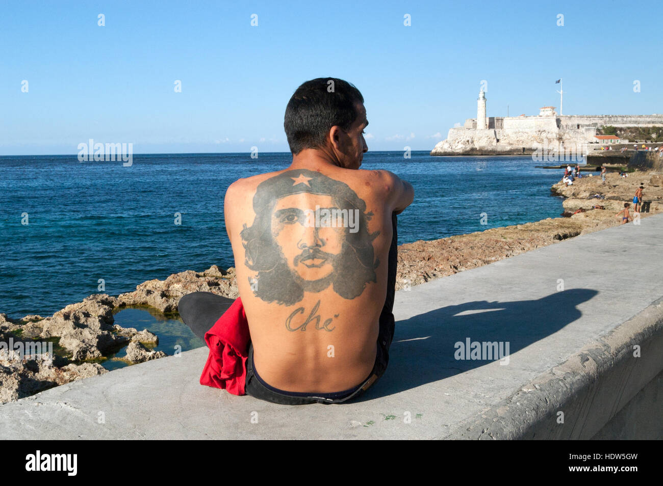 Schlechtes Tattoo Von Che Guevara Auf Der Ruckseite Der Mann Sitzt An Der Wand Des El Malecon Havanna Kuba Stockfotografie Alamy