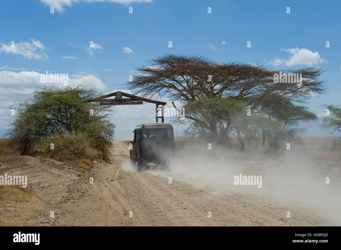 Jeep fahren auf staubigen Schotterstraße von Serengeti in Ngorongoro Conservation Area, Tansania Stockfoto