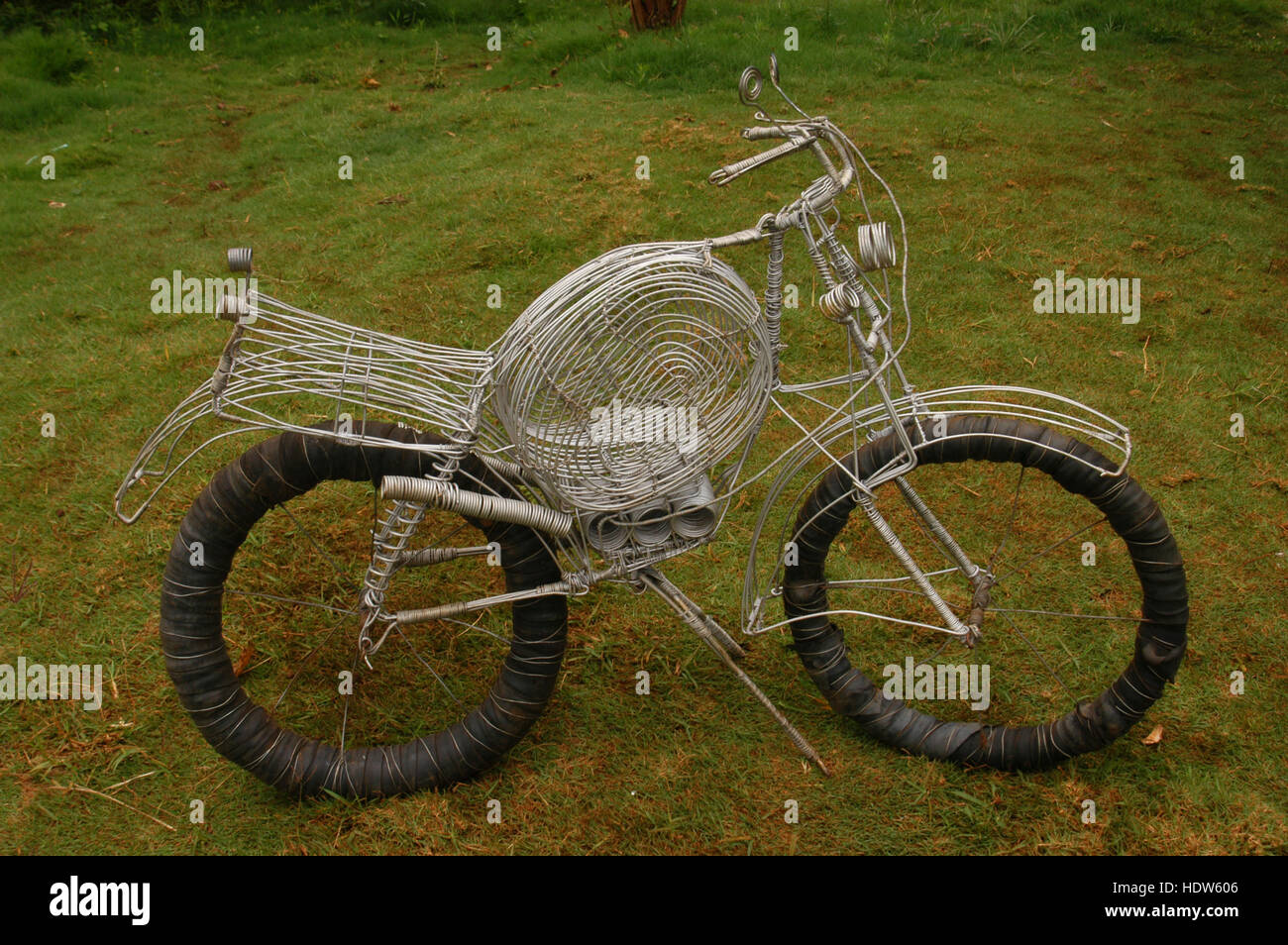 Motorrad Spielzeug kunstvoll gebogen mit Metalldraht, Karatu, Tansania Stockfoto