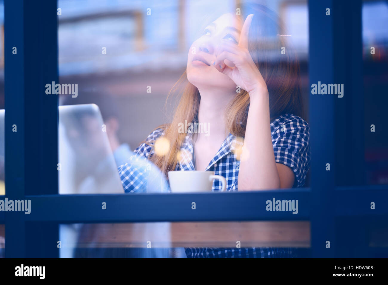 Asia Frau sitzt am Stehtisch auf Verwöhntag, Urlaub Konzept. Stockfoto