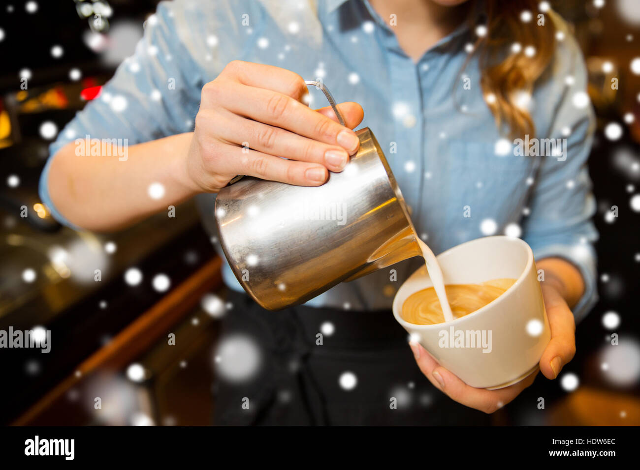Nahaufnahme von Frau Kaffeezubereitung im Shop oder café Stockfoto