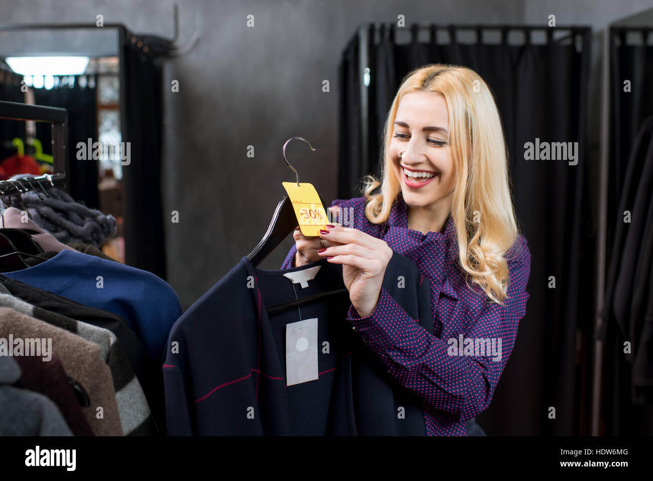 Frau Kleidung einkaufen Stockfoto