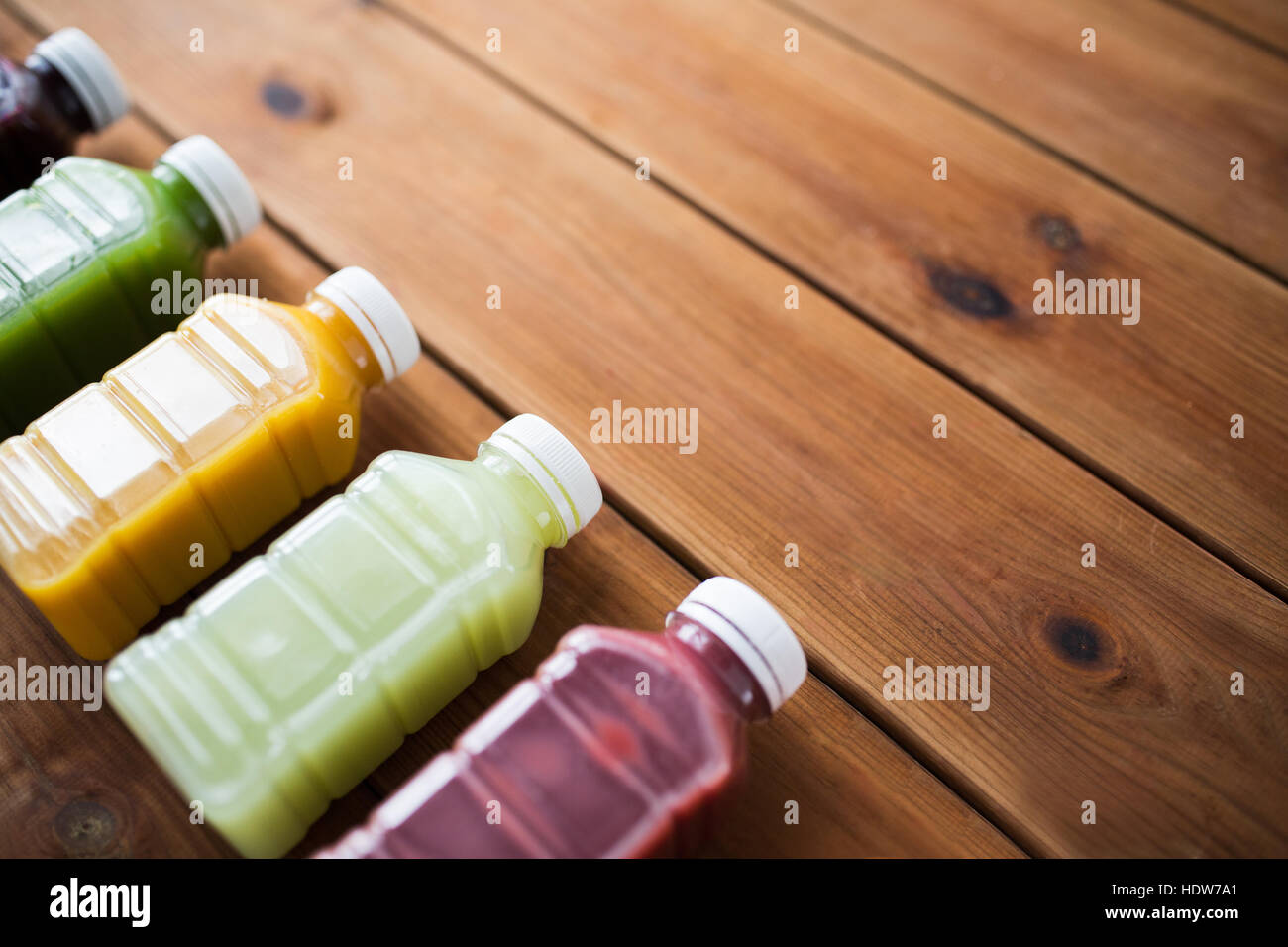Flaschen mit verschiedenen Frucht- und Gemüsesäfte Stockfoto