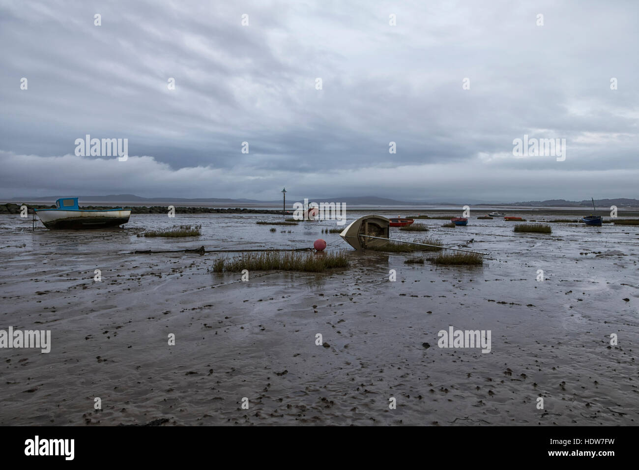 Morcambe Bucht bei Ebbe am späten Nachmittag an einem grauen Tag, die Boote auf der Uferlinie. Stockfoto