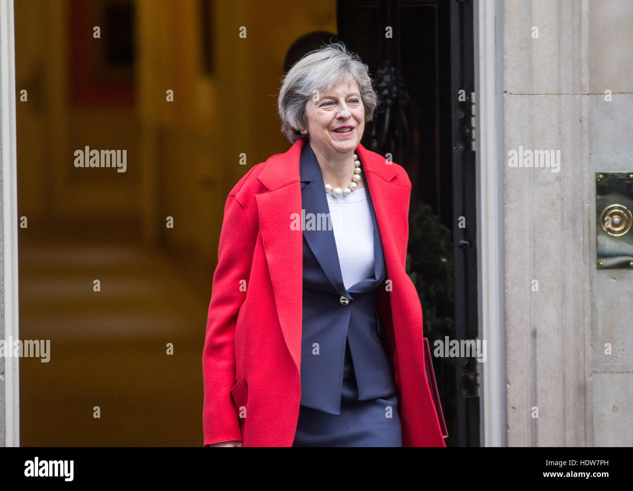 Herr Ministerpräsident, Theresa May, lässt Nummer 10 Downing Street für Prime Minitsers Fragen im House Of Commons Stockfoto