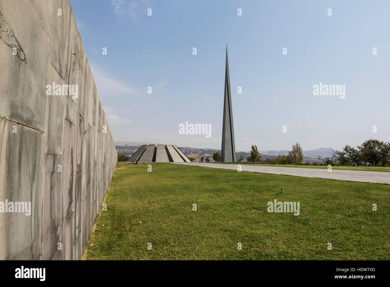 Wand mit den Namen von Städten und Dörfern, wo Massaker und Deportationen stattgefunden haben bekannt, zwölf Platten in Einem Kreis, Repr... Stockfoto