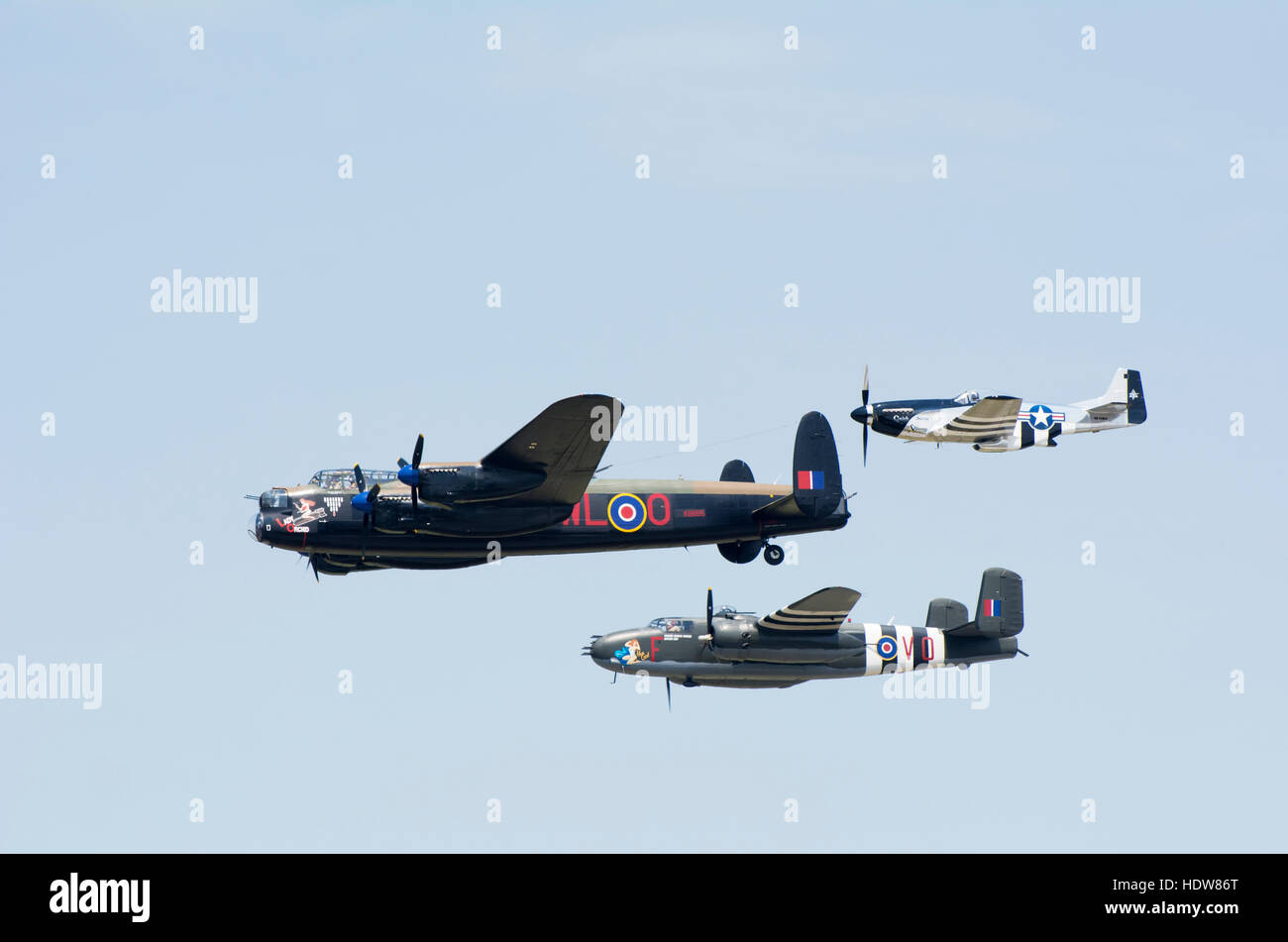 Oldtimer-Flugzeuge fliegen in Formation; Edmonton, Alberta, Kanada Stockfoto