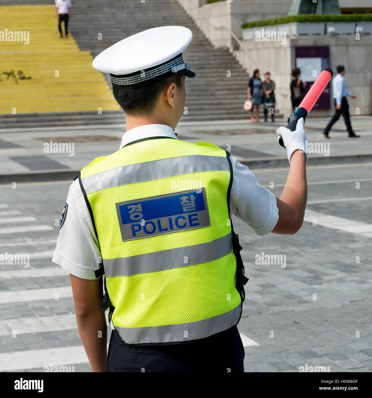 Polizist regelt den Verkehr auf einem Zebrastreifen; Seoul, Südkorea Stockfoto