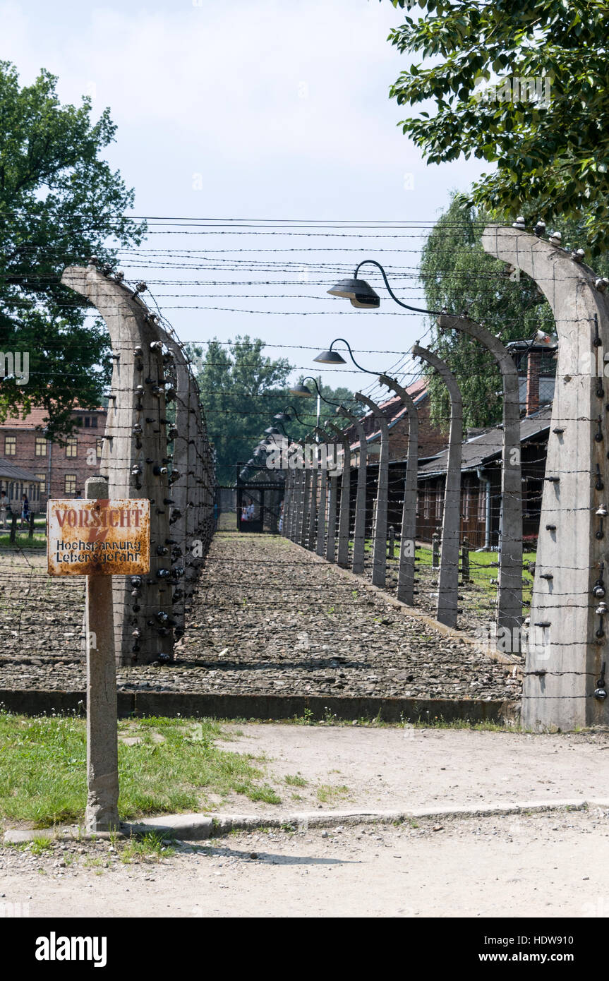 Warnzeichen mit dem Totenkopf als Warnung an Gefangenen nicht zu überqueren Sie den Stacheldraht in Auschwitz-Birkenau in Oswiecim, Polen Stockfoto