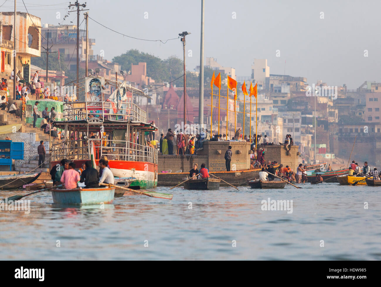 Boote auf dem Fluss Ganges. Varanasi, Indien. Stockfoto Boote auf dem Fluss Ganges. Varanasi, Indien. Stockfoto