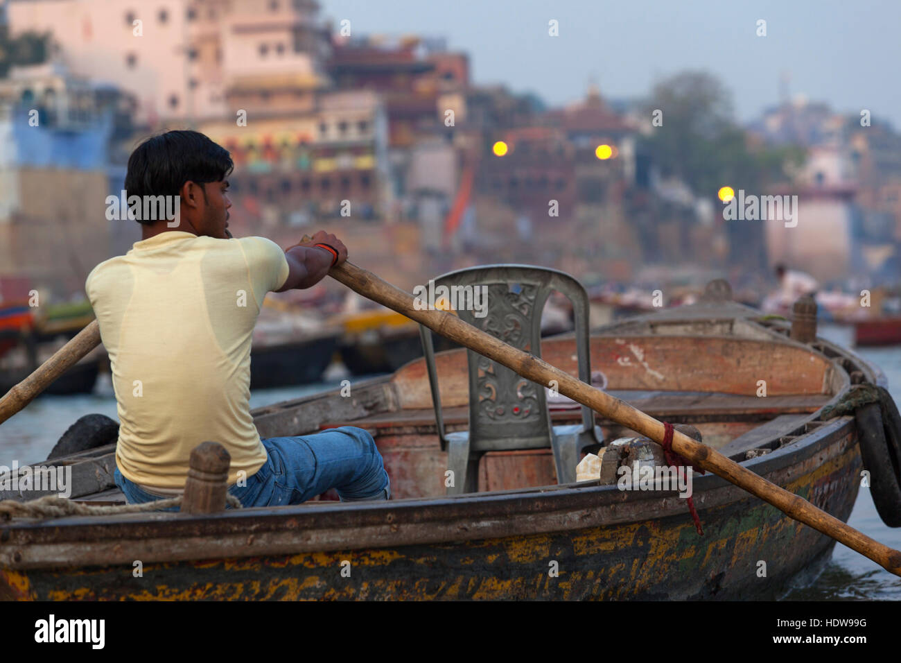 Ein Schiffer auf dem Fluss Ganges am Abend. Varanasi, Indien. Stockfoto Ein Schiffer auf dem Fluss Ganges am Abend. Varanasi, Indien. Stockfoto