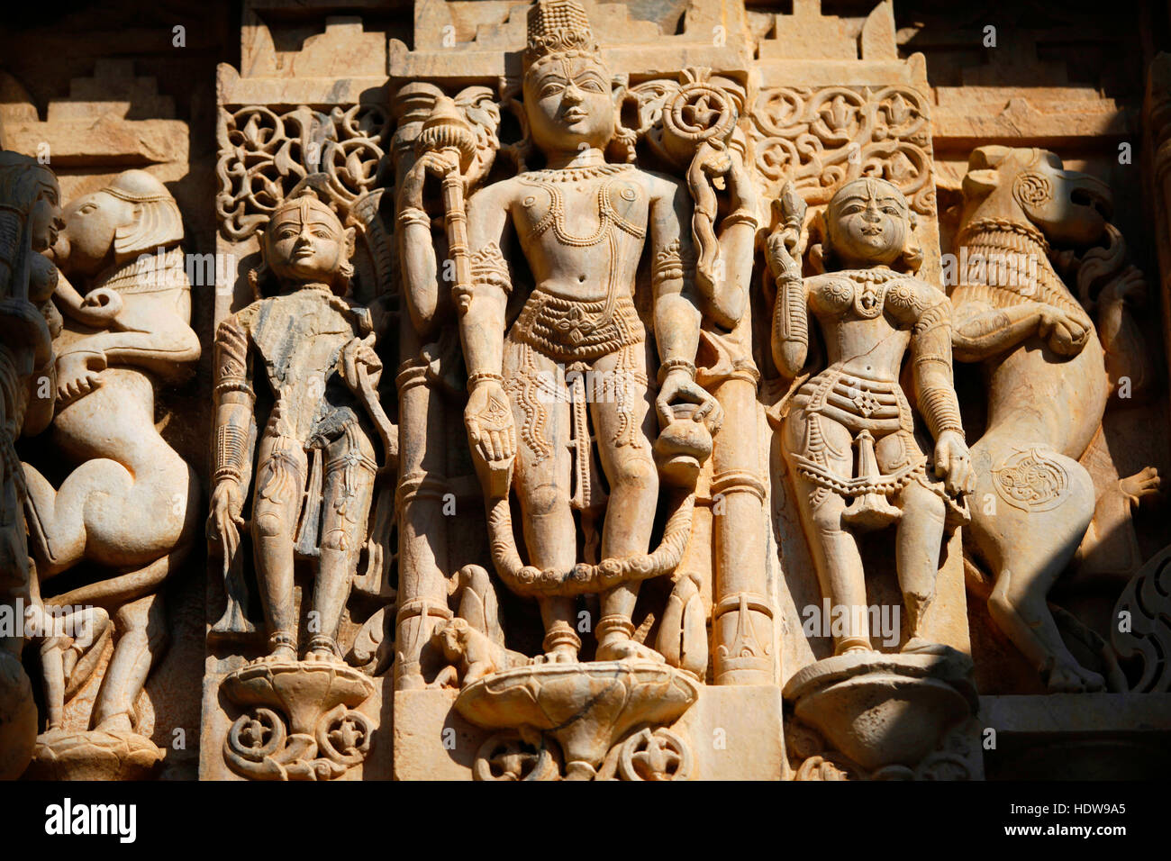 Gottheiten geschnitzt in den Stein im Inneren der Jagdish-Tempel. Udaipur, Indien. Stockfoto