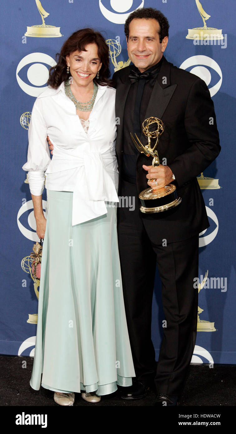 Tony Shalhoub und seine Frau Brooke Adams an der 57th Annual Emmy Awards im  Shrine Auditorium in Los Angeles, 18. September 2005. Bildnachweis: Francis  Specker Stockfotografie - Alamy