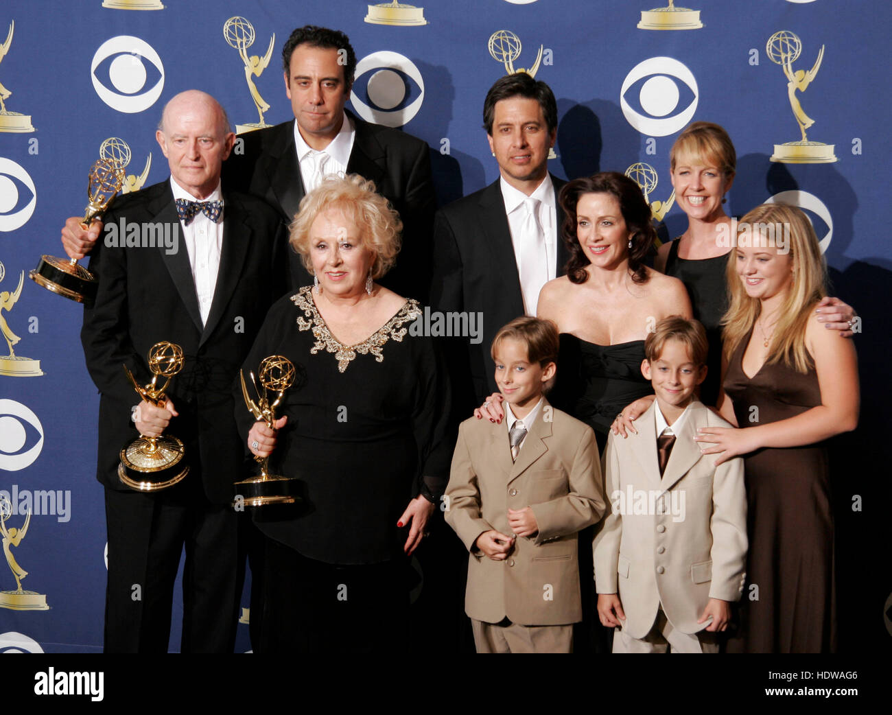 Von links nach rechts sind Akteure, Peter Boyle, Brad Garrett, Doris Roberts, Ray Romano, Sawyer und Sullivan Sweeten, Patricia Heaton, Monica Horan und Madylin zu versüßen. der "Jeder liebt Raymond" bei den 57. Annual Emmy Awards im Shrine Auditorium in Los Angeles, 18. September 2005. Bildnachweis: Francis Specker Stockfoto