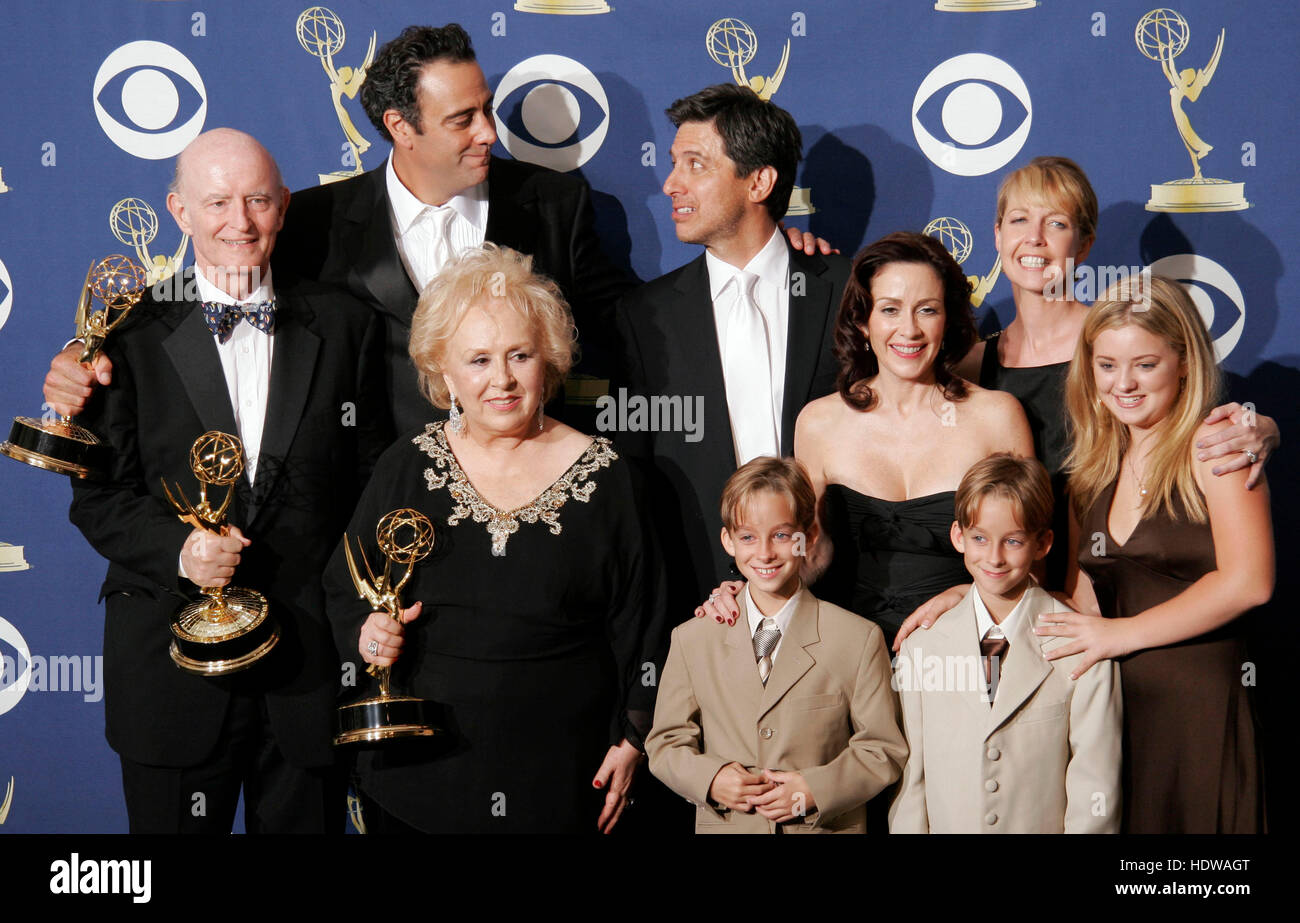 Von links nach rechts sind Akteure, Peter Boyle, Brad Garrett, Doris Roberts, Ray Romano, Sawyer und Sullivan Sweeten, Patricia Heaton, Monica Horan und Madylin zu versüßen. der "Jeder liebt Raymond" bei den 57. Annual Emmy Awards im Shrine Auditorium in Los Angeles, 18. September 2005. Bildnachweis: Francis Specker Stockfoto