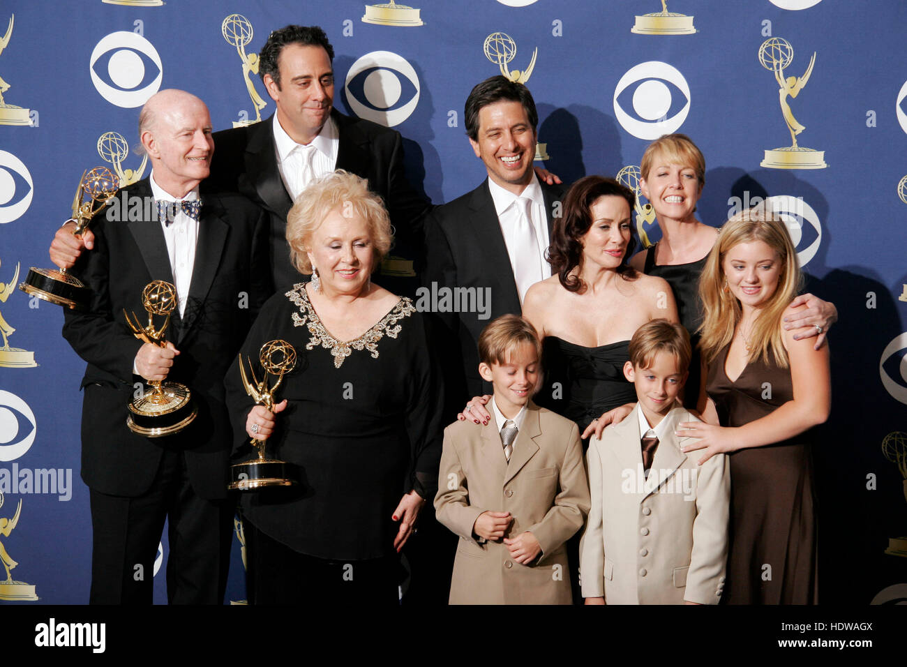 Von links nach rechts sind Akteure, Peter Boyle, Brad Garrett, Doris Roberts, Ray Romano, Sawyer und Sullivan Sweeten, Patricia Heaton, Monica Horan und Madylin zu versüßen. der "Jeder liebt Raymond" bei den 57. Annual Emmy Awards im Shrine Auditorium in Los Angeles, 18. September 2005. Bildnachweis: Francis Specker Stockfoto