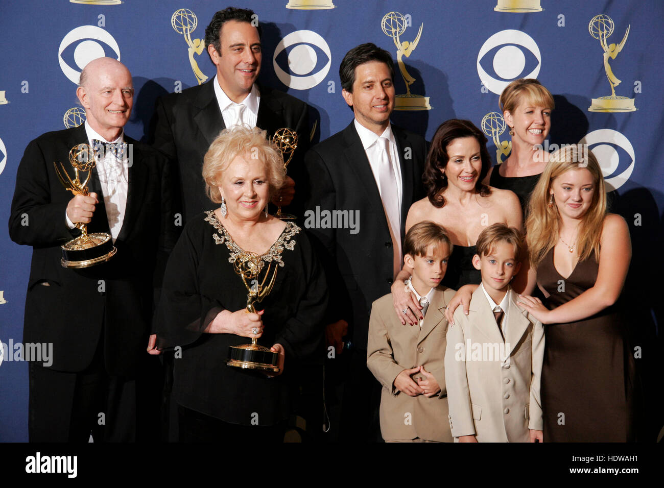 Von links nach rechts sind Akteure, Peter Boyle, Brad Garrett, Doris Roberts, Ray Romano, Sawyer und Sullivan Sweeten, Patricia Heaton, Monica Horan und Madylin zu versüßen. der "Jeder liebt Raymond" bei den 57. Annual Emmy Awards im Shrine Auditorium in Los Angeles, 18. September 2005. Bildnachweis: Francis Specker Stockfoto