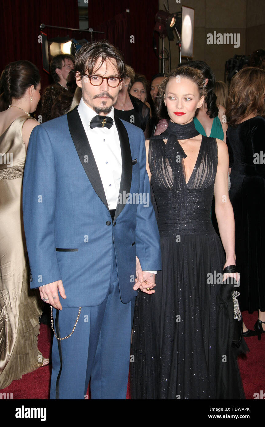 Johnny Depp und seine Frau Vanessa Paradis, kommt bei der 77th Annual Academy Awards in Los Angeles im 21. Februar 2005. Bildnachweis: Francis Specker Stockfoto