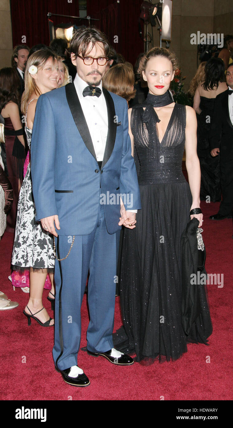 Johnny Depp und seine Frau Vanessa Paradis, kommt bei der 77th Annual Academy Awards in Los Angeles im 21. Februar 2005. Bildnachweis: Francis Specker Stockfoto
