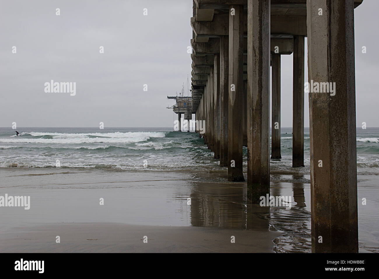 Seite des Scripps-Betonpfeiler in La Jolla mit Ozeanwellen. Stockfoto