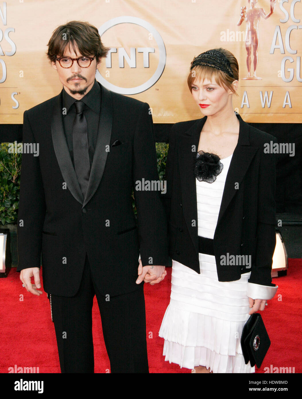 Actor Johnny Depp, left, and Vanessa Paradis arrive during the 11th annual Screen Actors Guild awards at the Shrine Auditorium in Los Angeles, California on Saturday 05 February, 2005. Bildnachweis: Francis Specker Stockfoto