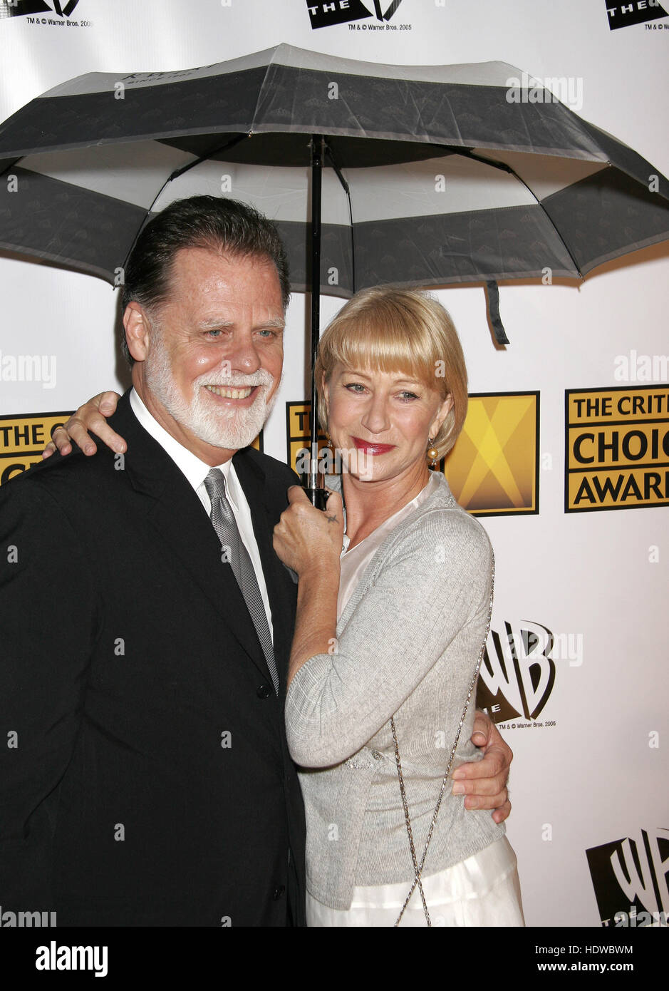 Helen Mirren und Taylor Hackford treffen am Sonntag, den 10. Januar 2005, bei den 10th Annual Critic's Choice Awards in Los Angeles, Kalifornien, ein. Foto: Francis Specker Stockfoto