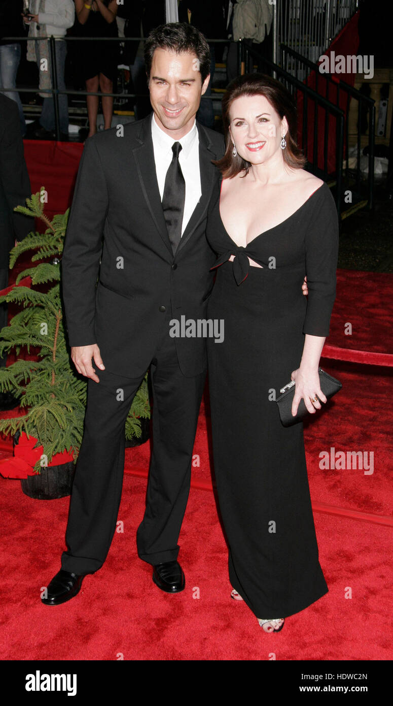 Die Schauspielerin Megan Mullally und der Schauspieler Eric McCormack kommen am 9. Januar 2004 bei den People's Choice Awards in Pasadena, Kalifornien, an. Foto: Francis Specker Stockfoto