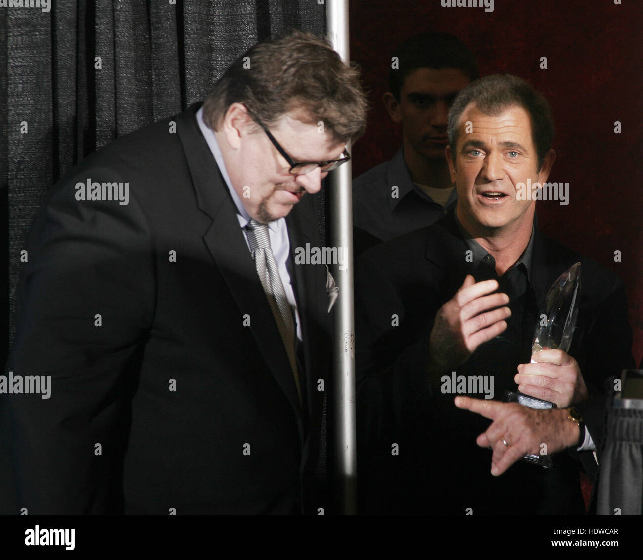 Michael Moore, links, und Mel Gibson treffen sich hinter den Kulissen bei den Peoples Choice Awards in Pasadena, Kalifornien auf Sonntag, 9. Januar 2005. Bildnachweis: Francis Specker Stockfoto