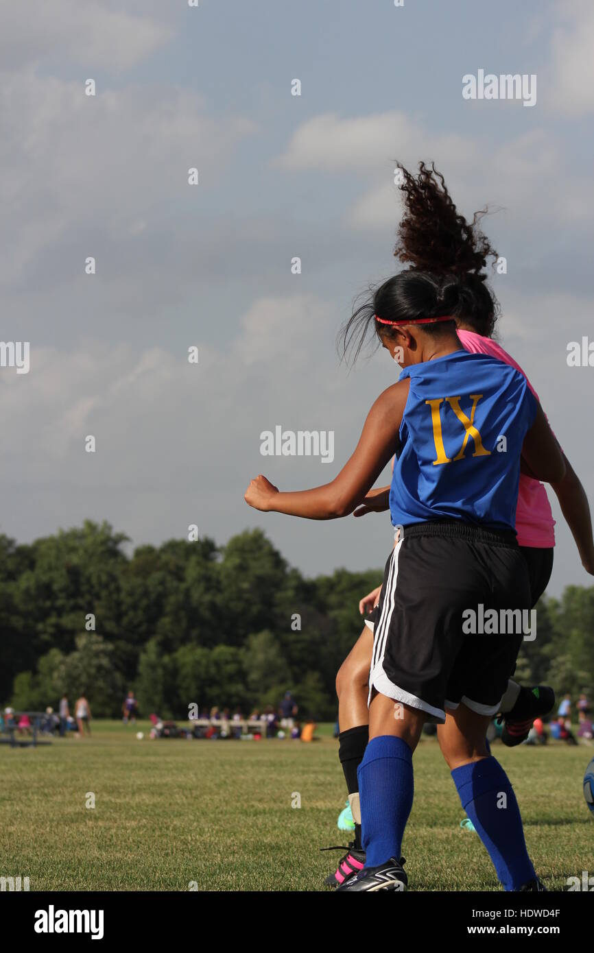 Zwei Spieler in einem Indiana Sommer Liga Match zwischen den Fußballmannschaften der Mädchen von Blackhawk Christian & Südseite hoch Schulen konkurrieren in Fort Wayne. Stockfoto