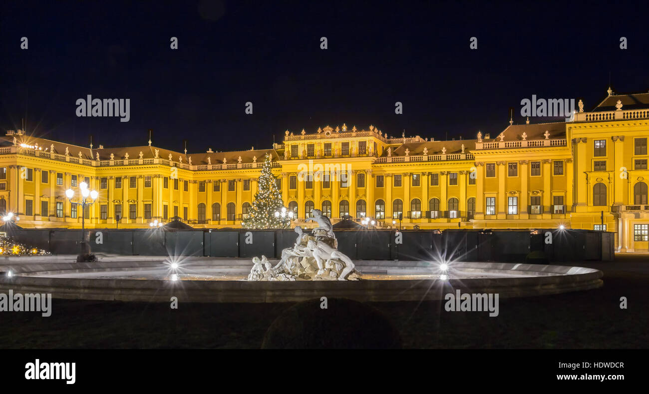 Schloss Schönbrunn ist eines der bedeutendsten Kulturgüter Österreichs und seit den 1960er Jahren eine bedeutende Touristenattraktion Wiens Stockfoto