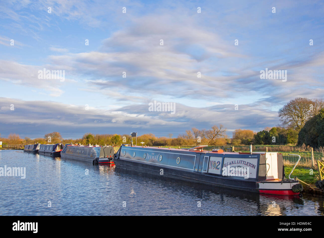 Narrowboats vor Anker auf dem Trent und Mersey Kanal an Alrewas, Staffordshire, England, UK Stockfoto