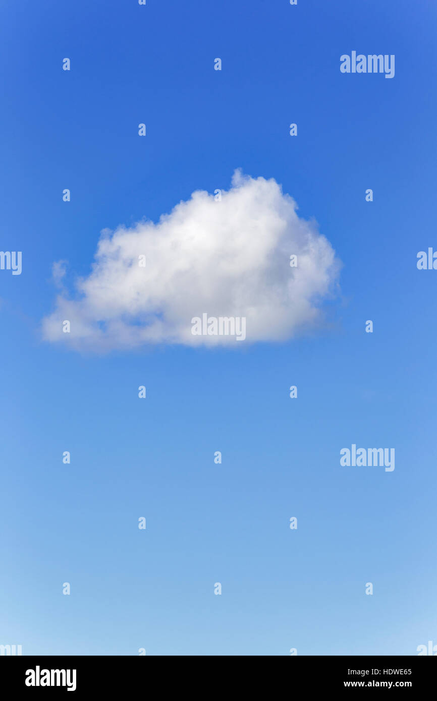 Eine einzelne Cumulus-Wolken-Formation. Stockfoto