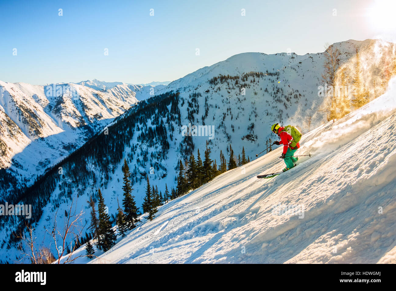 Freerider Skifahrer entstammt den Berg im Licht der Morgensonne Stockfoto