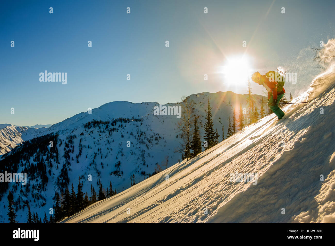 Freerider Skifahrer entstammt den Berg im Licht der Morgensonne Stockfoto