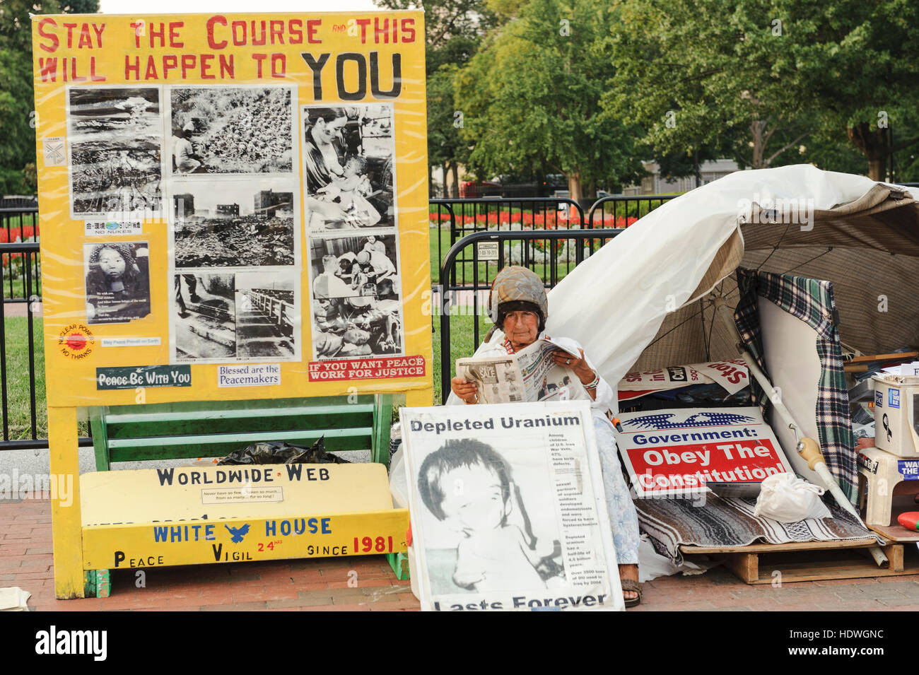 White House Peace Vigil, Concepcion Picciotto, eine in Spanien geborene Friedensaktivistin, die in ihrem Lager auf der Pennsylvania Ave., Washington, D.C. eine Zeitung liest Stockfoto