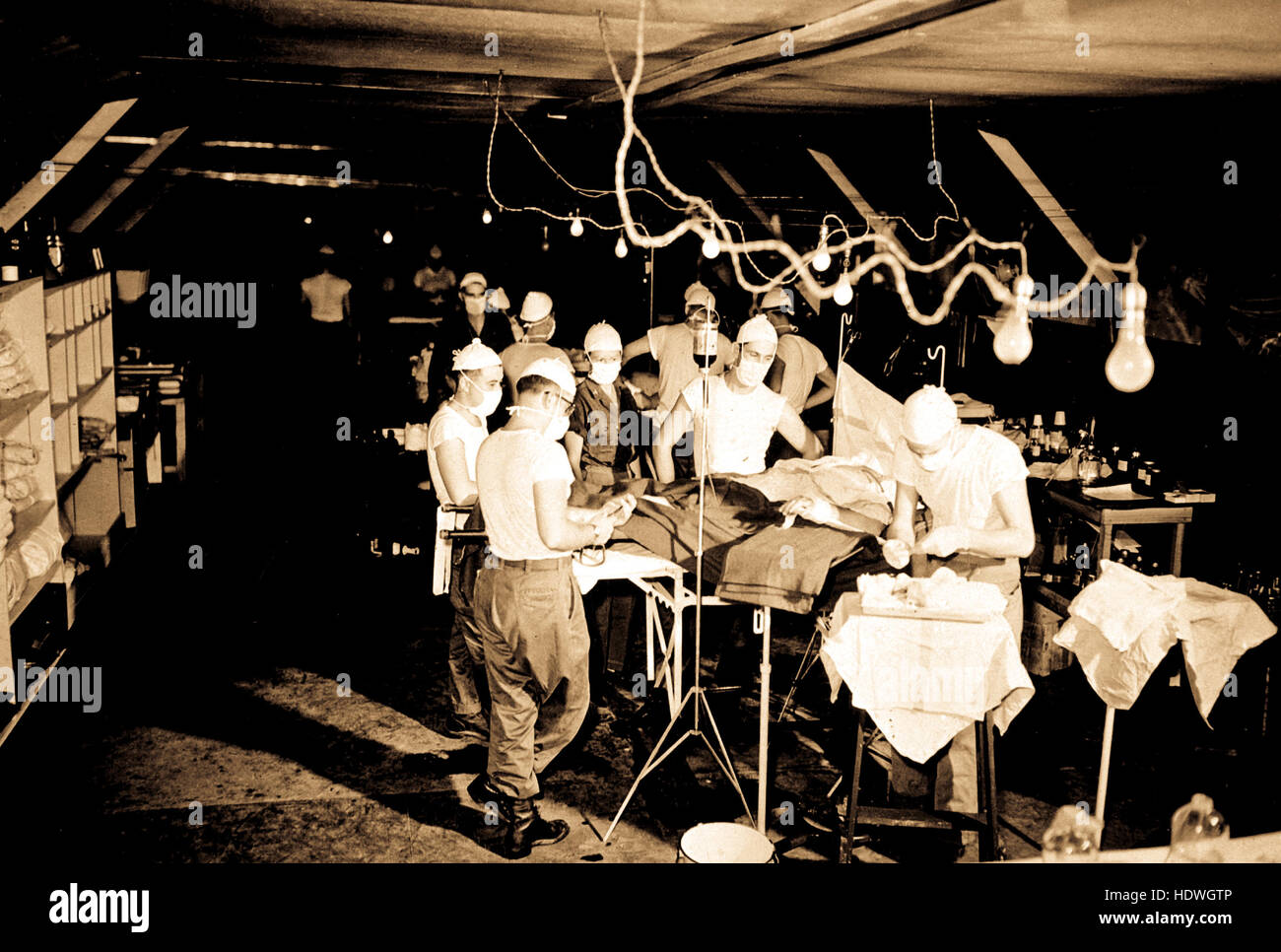 Eine Operation erfolgt ein verwundeter Soldat bei den 8209th Mobile Army Surgical Hospital, zwanzig Meilen von der Front.  4. August 1952. Stockfoto