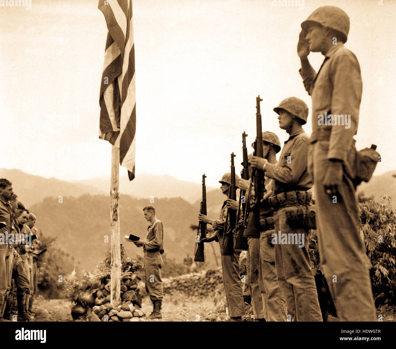 Oberstleutnant John Hopkins, Kommandeur des i. Bataillons, 5. Marineregiment führt während der Gedenkfeiern statt im Feld während der koreanischen Kampagne "Star Spangled Banner" zu singen.  21. Juni 1951. Stockfoto